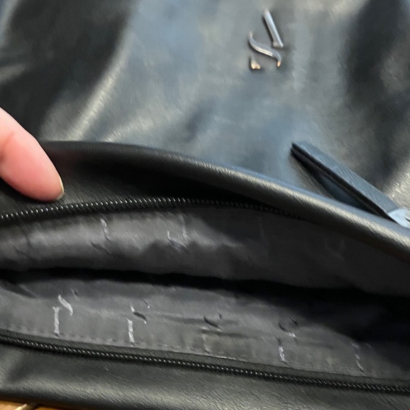 Simply Vera Vera Wang Temsen Black Crossbody Bag - Picture 10 of 10